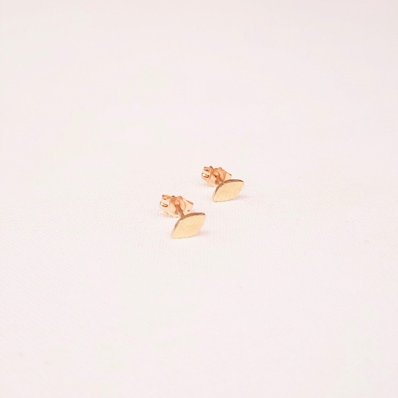 Ohrstecker kleines Blatt „orotinos“ - Umiwi